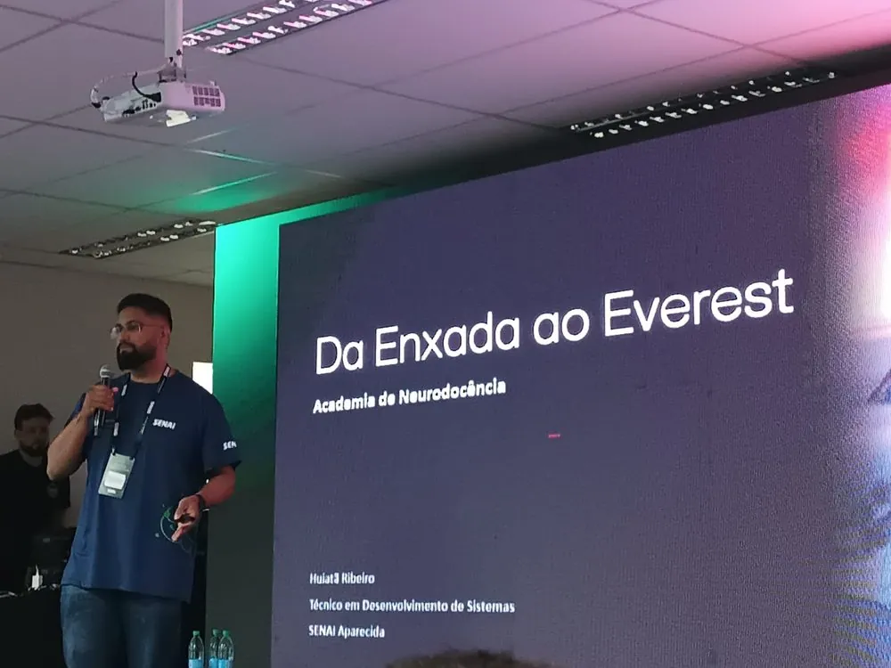 Huiatã Ribeiro dando a palestra “Da Enxada ao Everest”